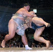Musoyama upsets Takanohana to set up showdown at summer sumo